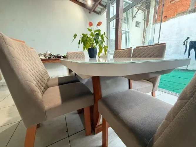 Mesa de Jantar com 6 Cadeiras R$ 1.500,00