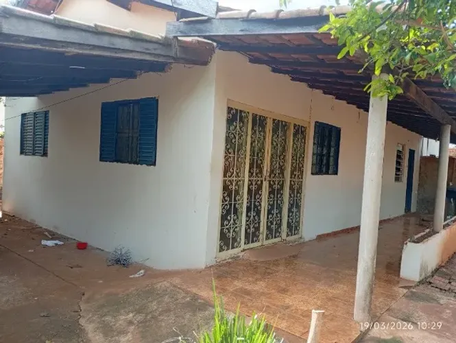 Aluga-se casa no Sírio Libanês II, 4 quartos , 2 banheiros, demais dependências, varanda.