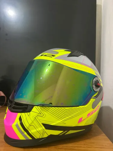 Capacete estado de novo 