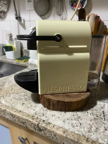 Cafeteira Nespresso Inissia D40, 110 V, na cor creme.