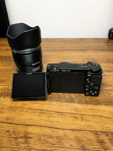 Sony ZV-E10 + Lente Sirui 23mm f/1.2 - Kit Completo para Foto e Vídeo
