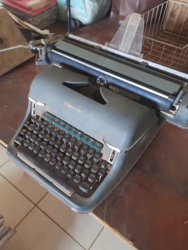 Máquina de escrever Olympia - raridade para colecionadores