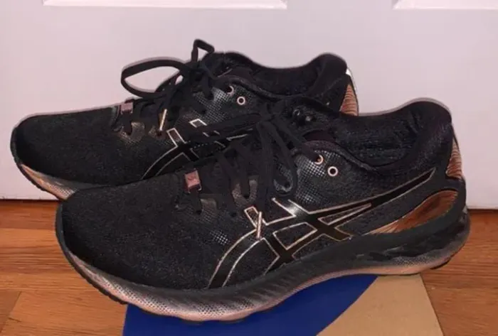 Este é um par de tênis de corrida Asics Gel-Nimbus 23 Platinum feminino .