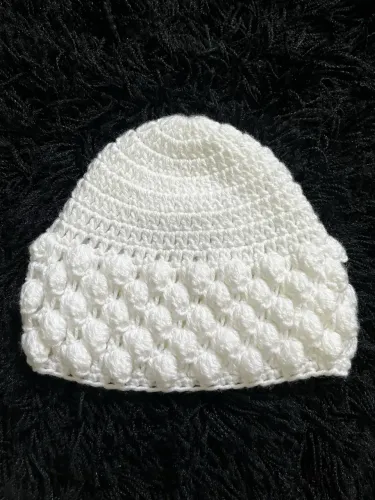 Gorro Branco Bolinhas em Crochê Lã Touca Adulto