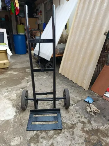 Vendo esse carrinho bom pra carregar caixa de cerveja como tambem sacos de verduras