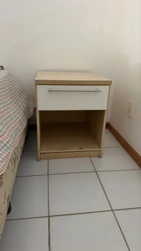 Cabeceira + 1 mesinha de cabeceira - branco e marfim
