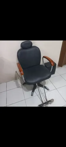 Vendo cadeira de barbeiro relíquia da marca Ferrante com defeito a negociação 
