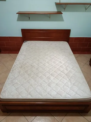 Cama de madeira com colchão