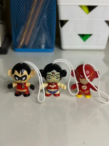 brindes chaveiro liga da justiça kinder ovo