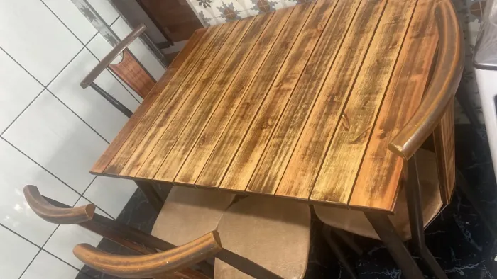 Mesa com 4 cadeiras