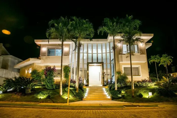 Casa para venda tem 436 metros quadrados com 4 quartos em Jurerê - Florianópolis - SC