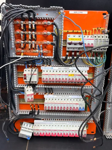 Painel de distribuição de energia.