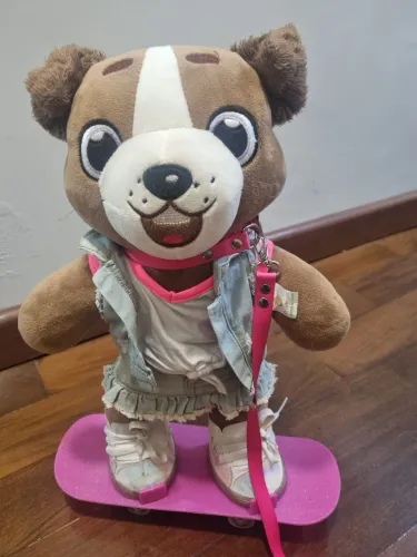 Urso de pelúcia Criamigos com acessórios! 