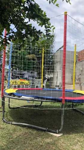 Cama Elástica Infantil de 2,44m Colorida com Rede de Proteção