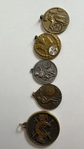 5 medalhas de competição de jockey
