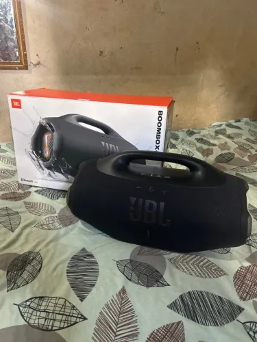 Vendo jbl bombox 4, apenas 4 meses de uso