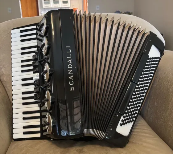 Acordeon Scandalli, 120 Baixos, 4.o de Voz