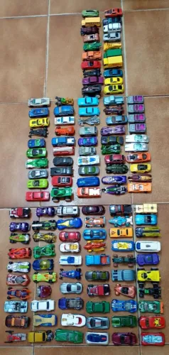 Lote de 130 carrinhos Hotwheels