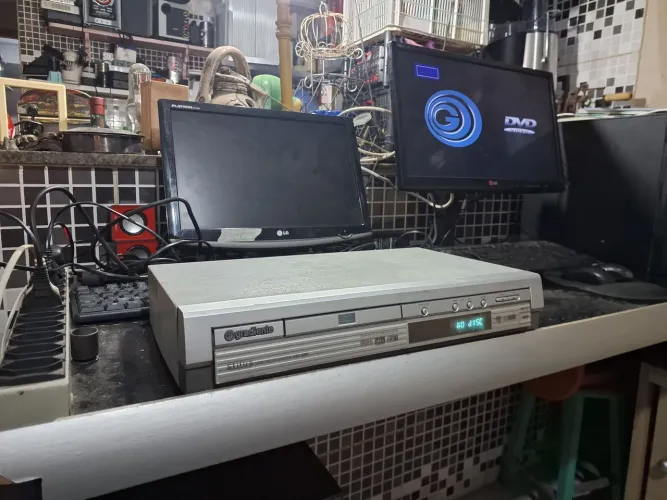 Dvd gradiente. A gaveta nao esta abrindo. Não tem controle remoto 