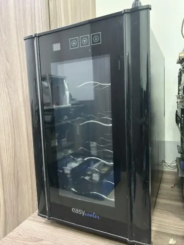 ADEGA CLIMATIZADA EASY COOLER PRETA