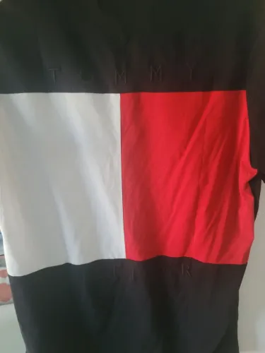 Camiseta tommy preta com estampa da bandeira atras escrito tommy Hifilger