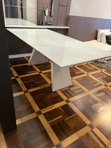 Mesa em laca e vidro jateado