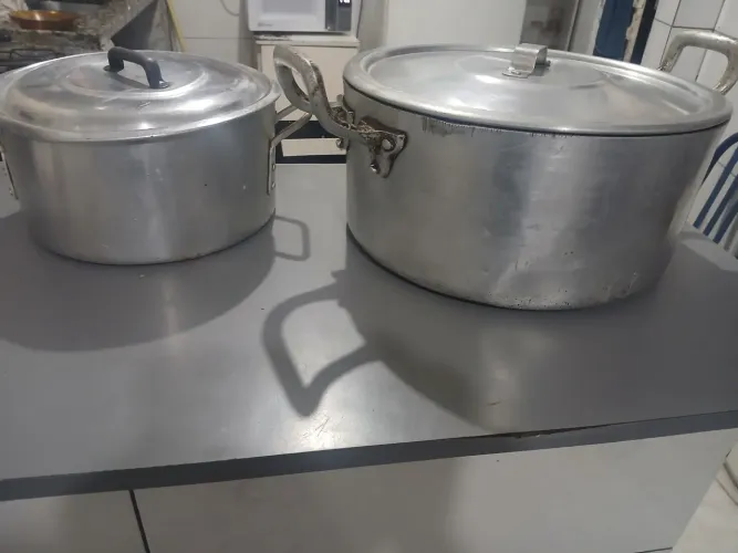 Duas panelas de aluminio