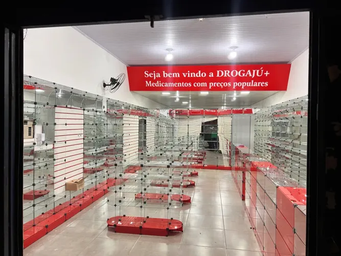 Mobiliário de vidros modulados e painéis Canaletados para loja 