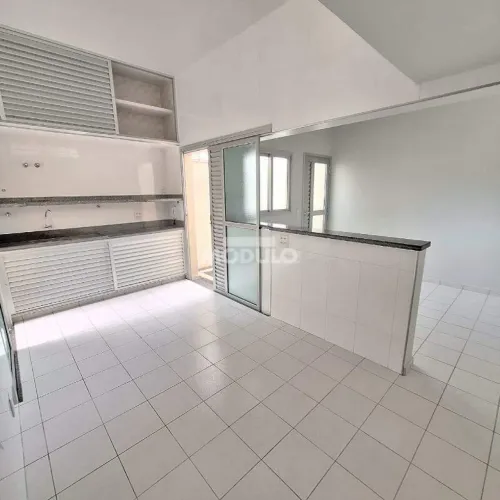 Casa residencial disponível para locação no bairro Santa Mônica.