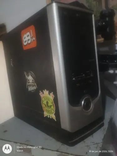 CPU antiga com os cabos funcionando 