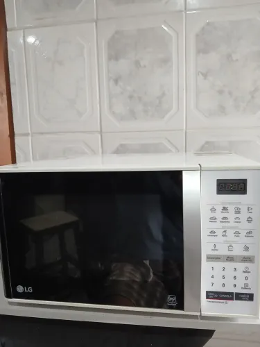 Microondas LG Easy Clean 23L 127V funcionando tudo perfeitamente