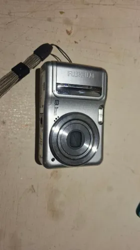 Câmera Fujifilm FinePix A850 de 8.1 megapixels.