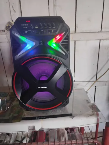 Vendo uma caixa de som Mundial 440 watts com iluminação motivo mudança 