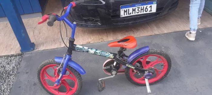 Bicicleta aro 16 Homem Aranha  100,00 reais.
