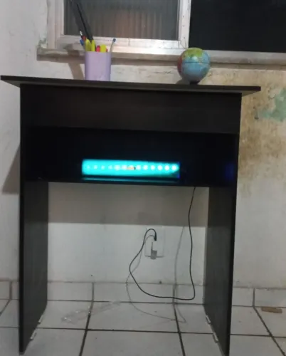 Escrivania pequena e compacta, já montada.