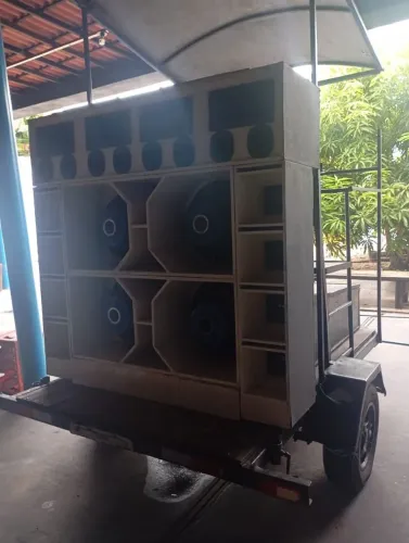 Vende-se essa carretinha de som, funcionando perfeitamente.