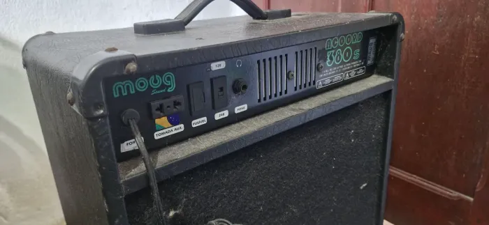 Vende-se um caixa de som.