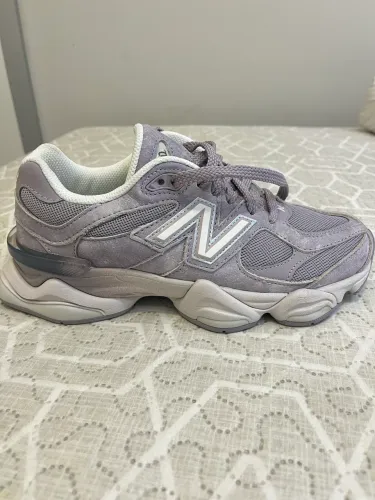 Vende-se New Balance 9060