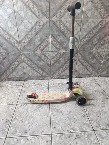 Patinete infantil feminino usado com 3 rodinhas.