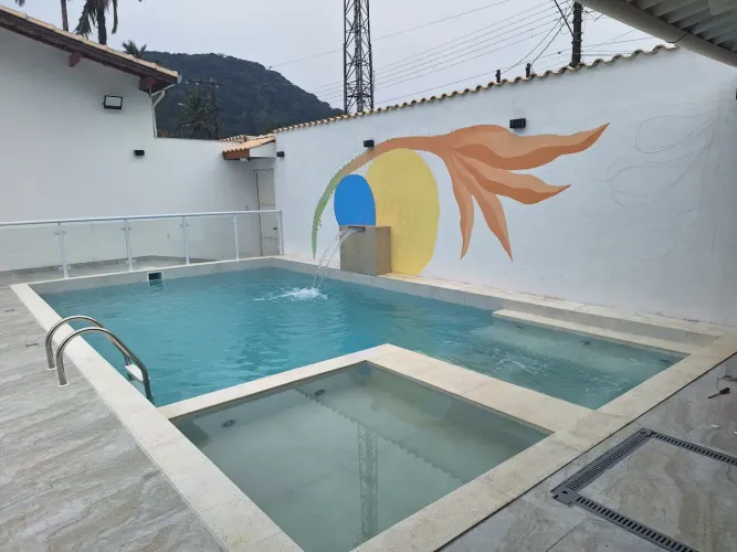 Casa na Praia com Churrasqueira e Piscina no Guarujá -praia do Guaiuba para 4 a 6 pessoas.