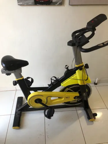 Bicicleta Spinning Roda de Inércia de 8kg Preto Amarelo WCT Fitness