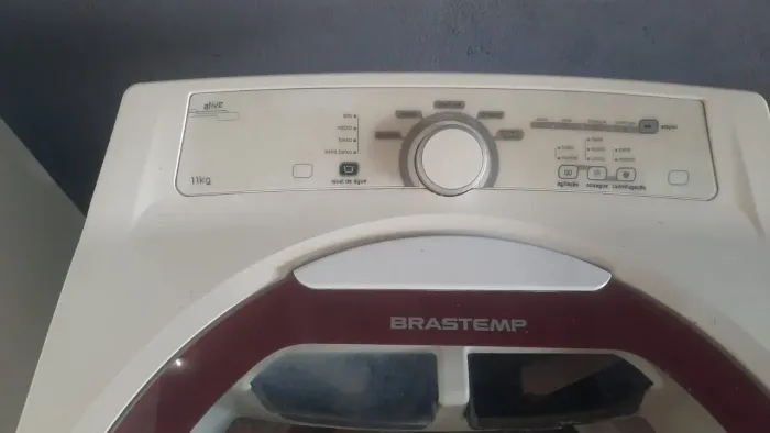 MAQUINA DE LAVAR E SECAR ROUPAS