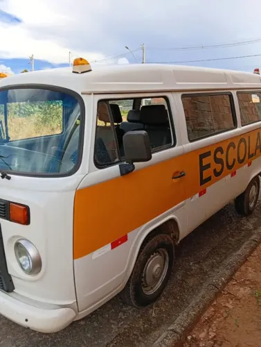 VENDO KOMBI 2010/2011<br>? 15 LUGARES<br>? Documento consta como micro-ônibus