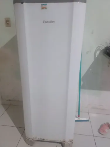 Geladeira ESMALTEC