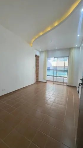 Apto de 01 Dormitório, C/ SACADA, 47 m² de área útil. Bairro: Vila Tupi.