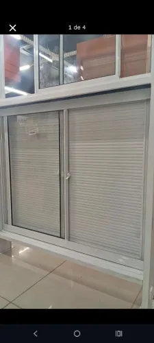 Janela de Alumínio com Veneziana em PVC/Tenho várias UND