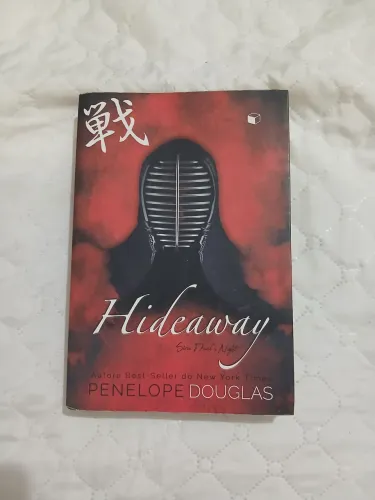 Livro "Hideaway" de Penélope Douglas
