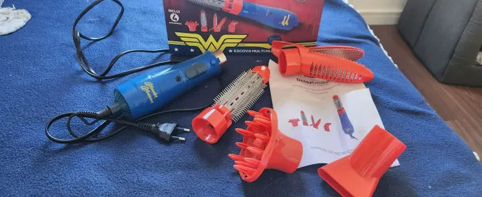 Escova secador de cabelos bivolt mulher maravilha