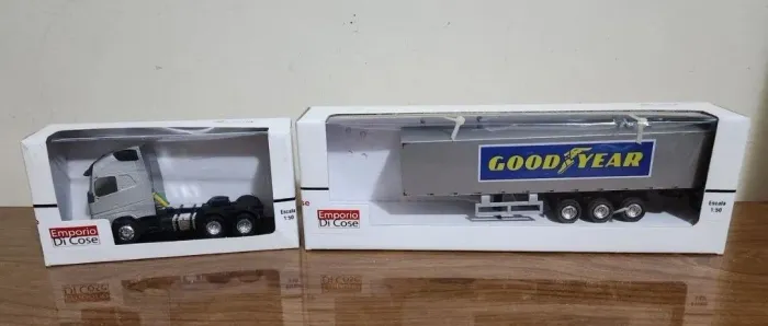 Carrinho Miniatura Volvo Caminhão Carreta Baú Emporio Di Cose Escala 1/50