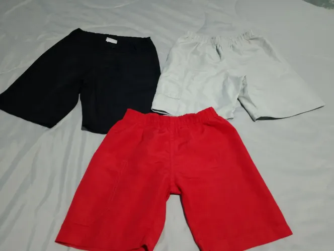 Vendo esse lote de roupa três bermuda quatro fantasia lancheira